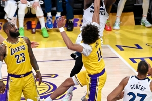 队记：湖人签回海斯是给他和东契奇的共同经纪人一个面子