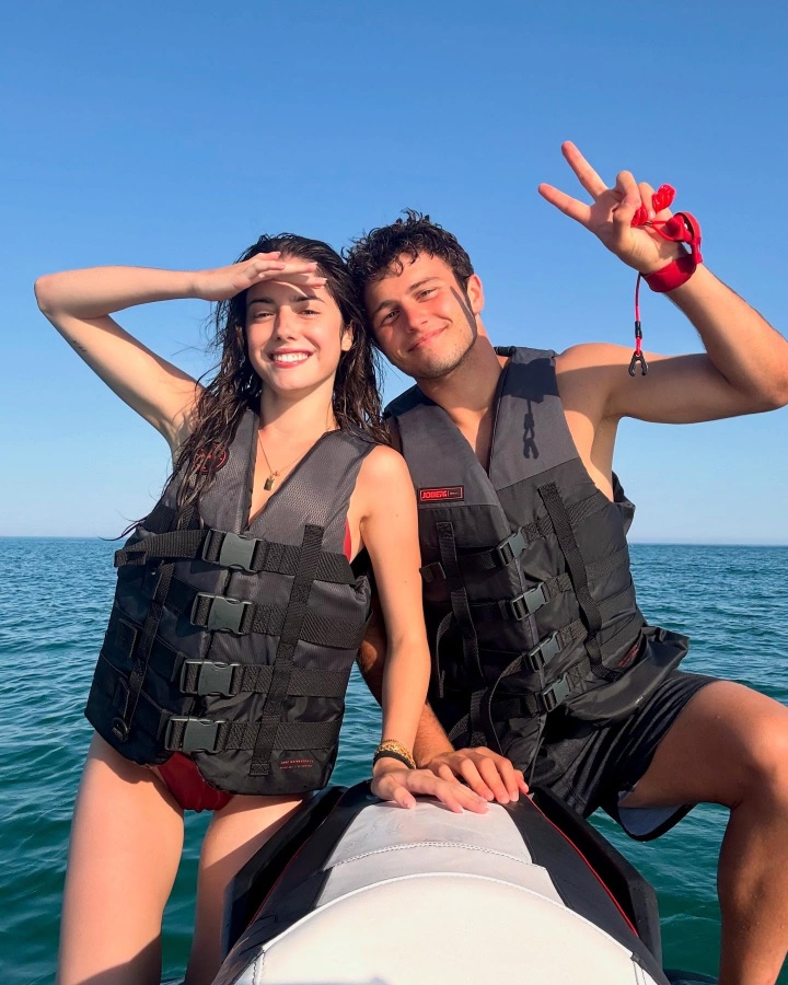 开云体育官网-甜😍阳光+大海+沙滩+狗狗，若奥-内维斯和女友一同享受假期