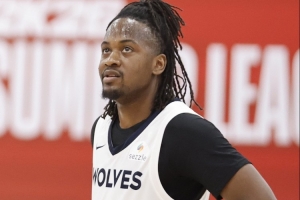Scotto：后卫特里斯滕-牛顿接受森林狼双向资质报价 将回归球队